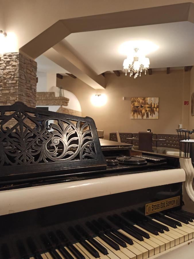 Eden Lounge Restaurant & Pension Veresegyház 외부 사진